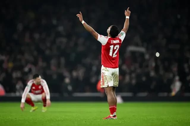 Cầu thủ Jurrien Timber của Arsenal ăn mừng sau tiếng còi mãn cuộc, thể hiện niềm tin và động lực sau chiến thắng ở EFL Cup.