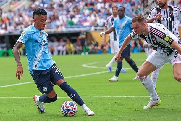 Cầu thủ Juventus bị Man City gây áp lực liên tục, cho thấy sự khó khăn trong việc kiểm soát bóng.