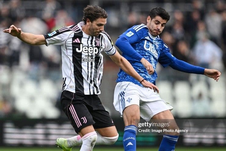 Cầu thủ Juventus (áo sọc) đối đầu với cầu thủ Como (áo xanh) trong trận đấu mà Juventus bị dẫn bàn sớm.