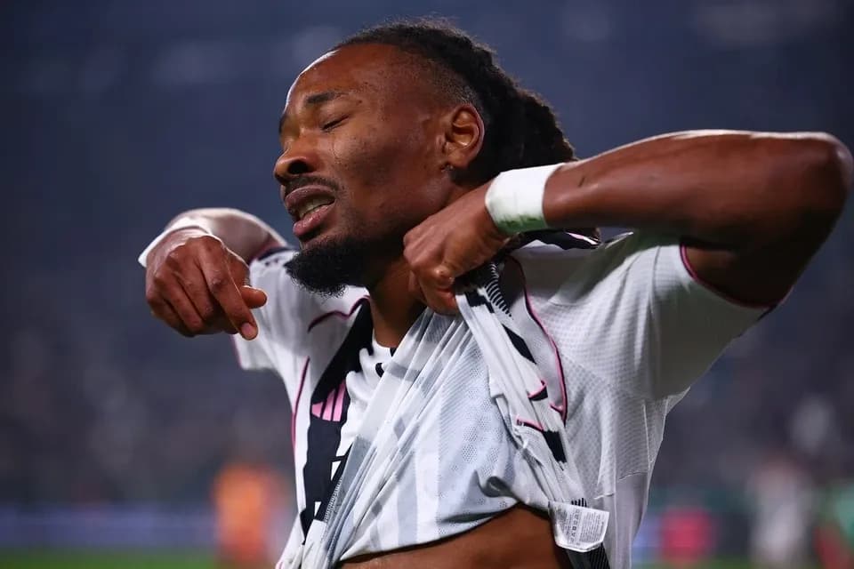 Cầu thủ Juventus thể hiện cảm xúc mãnh liệt trong trận đấu định mệnh