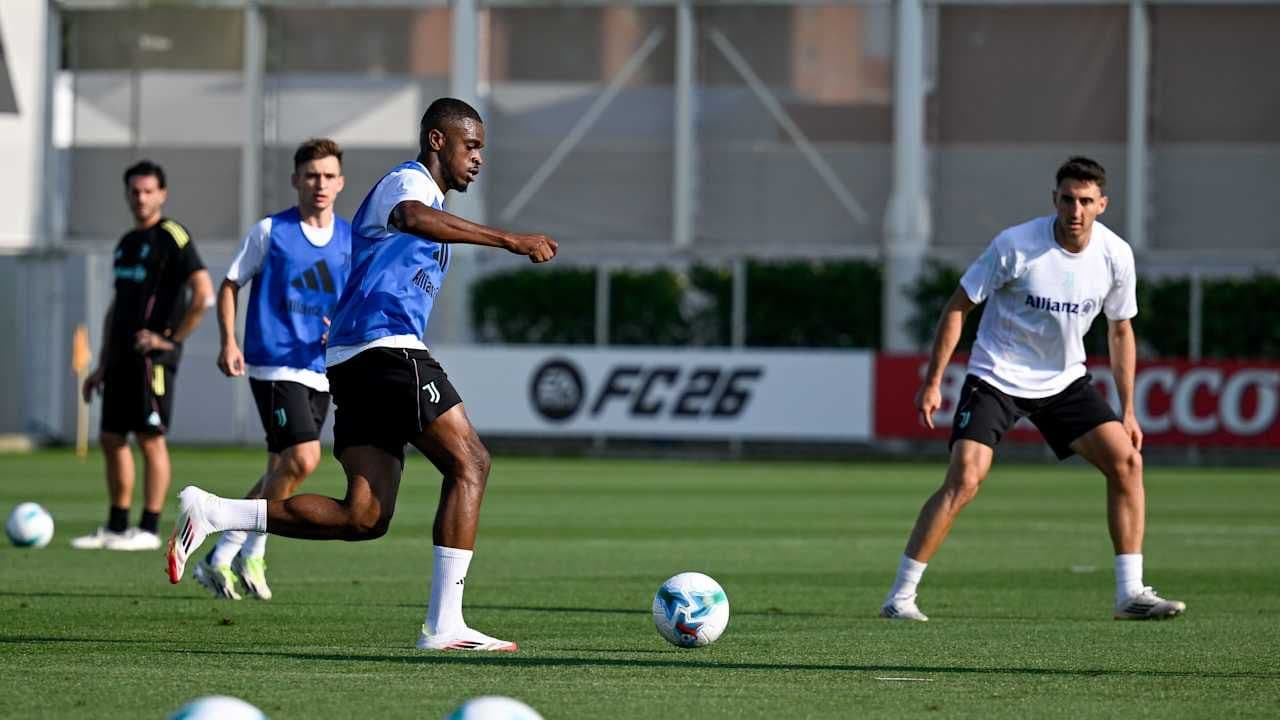 Cầu thủ Juventus tập luyện trong buổi sát hạch đầu tiên của mùa giải mới