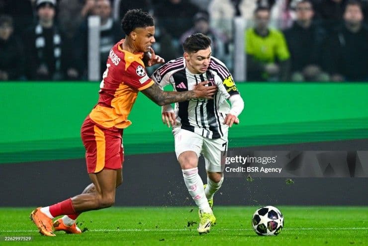 Cầu thủ Juventus tranh bóng với đối thủ Galatasaray trong trận đấu căng thẳng