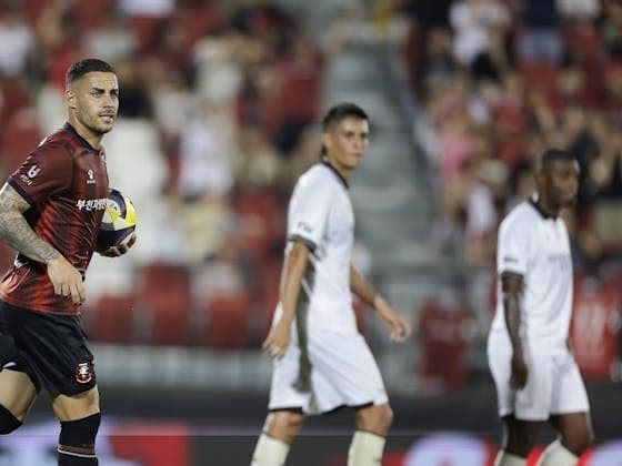 Cầu thủ K League 2 với ánh mắt quyết tâm trong cuộc đua thăng hạng đầy kịch tính.