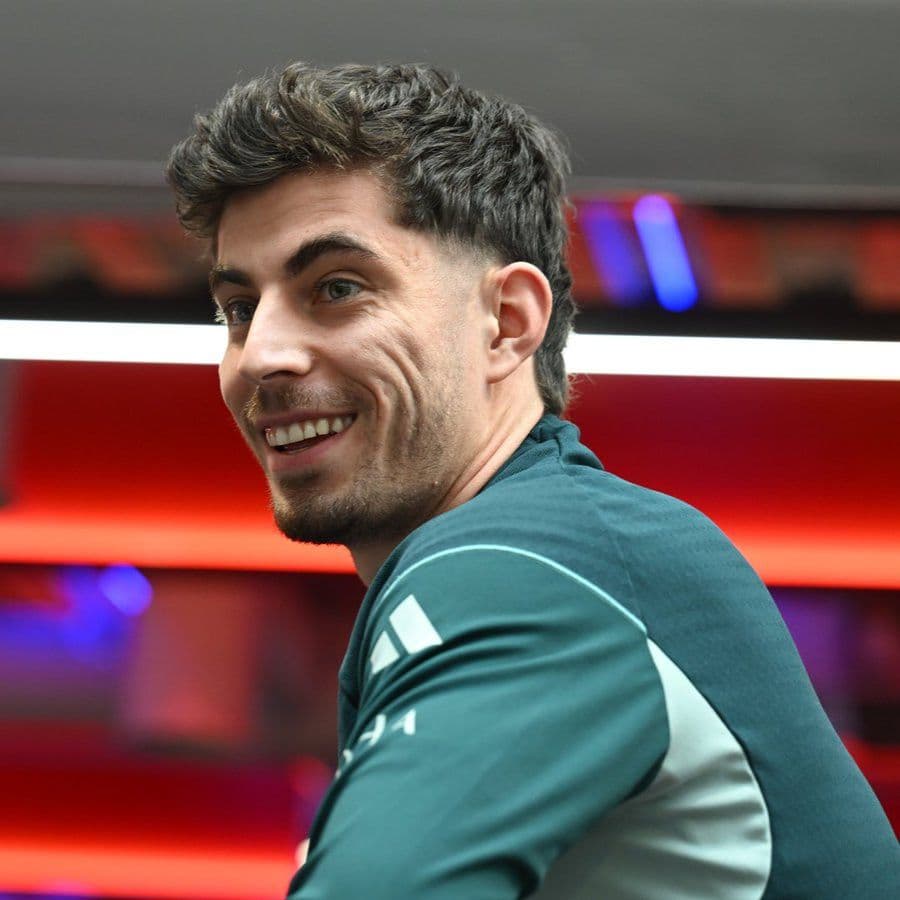 Cầu thủ Kai Havertz của Arsenal mỉm cười, thể hiện tinh thần tự tin trước trận đấu.