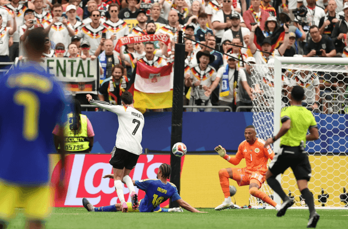 Cầu thủ Kai Havertz của đội tuyển Đức ăn mừng bàn thắng, thể hiện hào quang trình diễn của các ngôi sao thể thao.