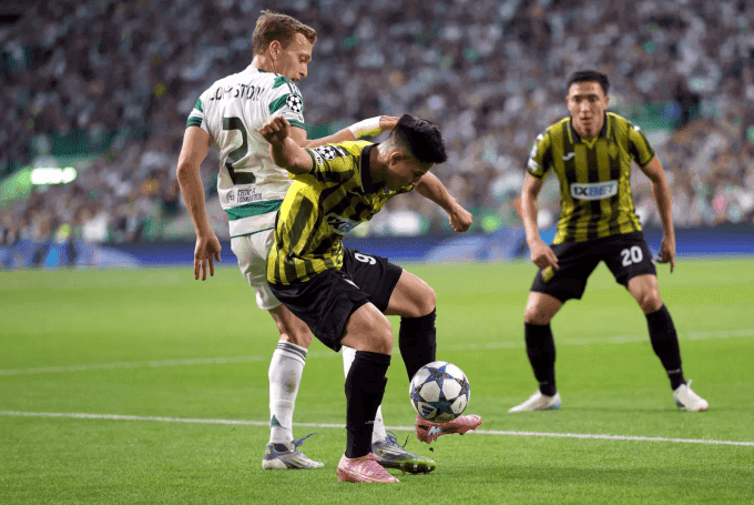 Cầu thủ Kairat (áo vàng đen) tranh chấp bóng quyết liệt trong trận đấu vòng loại Champions League.