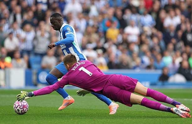 Cầu thủ Kaoru Mitoma của Brighton đối mặt với thủ môn Tottenham trong một pha tấn công tại sân Amex.