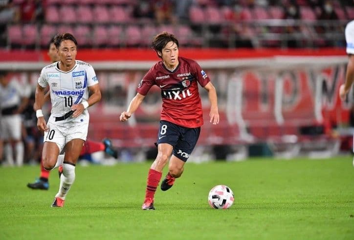 Cầu thủ Kashima Antlers và Gamba Osaka thi đấu trên sân cỏ J-League