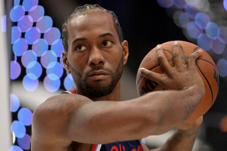 Cầu thủ Kawhi Leonard của Clippers với vẻ mặt tập trung, tượng trưng cho những quyết định tài chính và chiến lược quan trọng trong NBA.