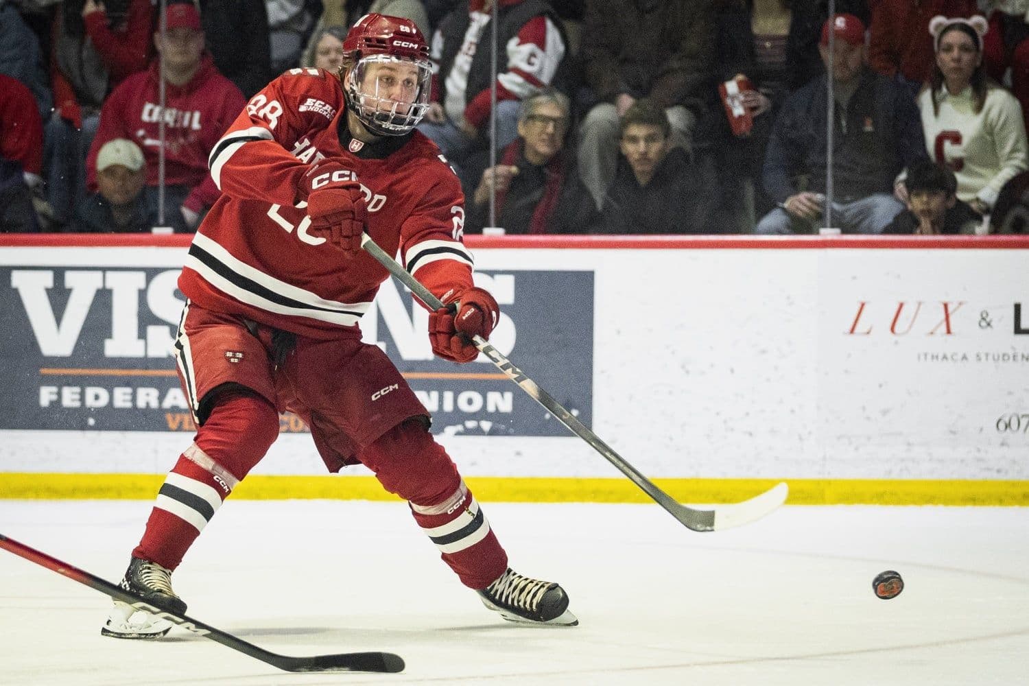 Cầu thủ khúc côn cầu Harvard nỗ lực ghi bàn trong trận đấu, phản ánh những khó khăn mà trường đang đối mặt.