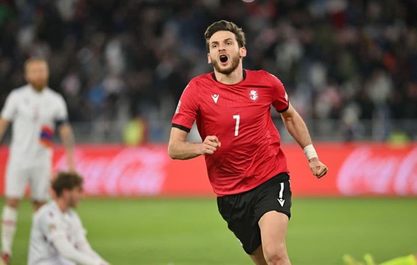 Cầu thủ Khvicha Kvaratskhelia của Georgia ăn mừng bàn thắng.