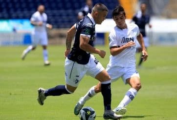 Cầu thủ kiểm soát bóng trên sân, thể hiện sức mạnh và đẳng cấp trong trận đấu