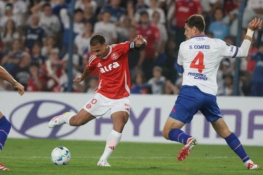 Cầu thủ KuPS dứt điểm trong trận đấu, thể hiện nỗ lực ghi bàn