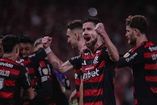 Cầu thủ KuPS ăn mừng bàn thắng hoặc chiến thắng, biểu tượng cho khát vọng chạm tới đỉnh cao