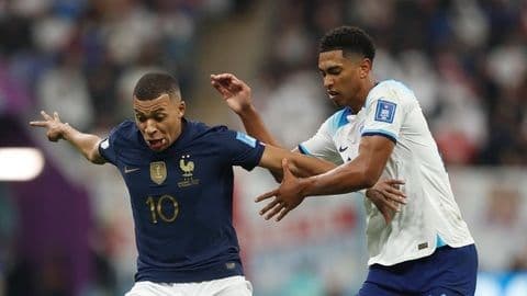 Cầu thủ Kylian Mbappé của Pháp tranh chấp bóng với cầu thủ Anh, thể hiện sự cạnh tranh khốc liệt tại World Cup.