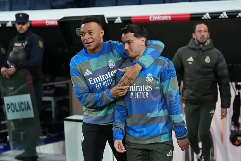 Cầu thủ Kylian Mbappe trên băng ghế dự bị của Real Madrid, thể hiện áp lực và kỳ vọng tại một câu lạc bộ lớn.