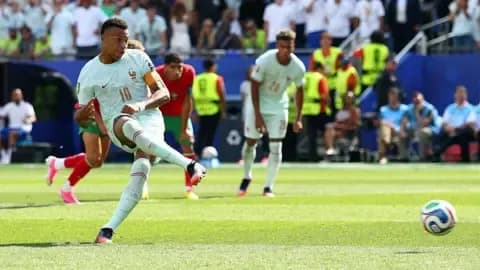 Cầu thủ Kylian Mbappe trong một pha bóng, thể hiện sự sôi động của các trận đấu World Cup