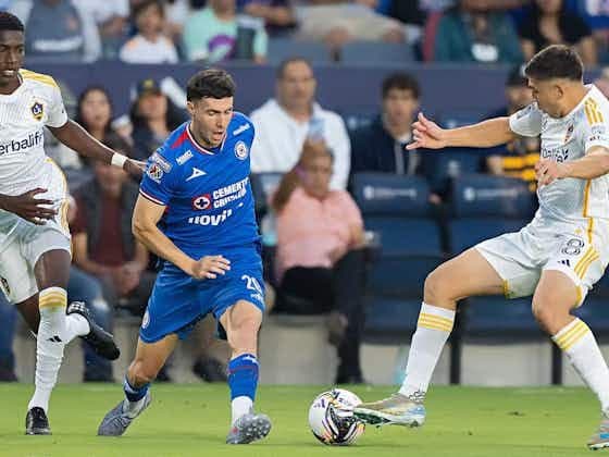 Cầu thủ LA Galaxy đối đầu với cầu thủ Cruz Azul trong một trận đấu bóng đá.