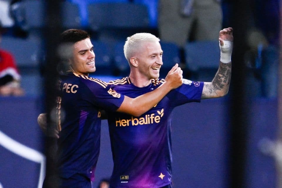 Cầu thủ LA Galaxy ăn mừng bàn thắng trong trận đấu MLS.