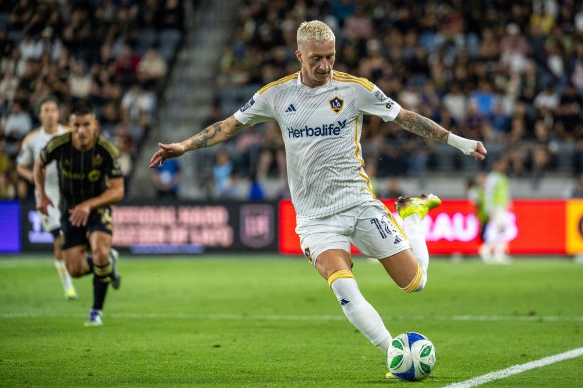 Cầu thủ LA Galaxy Riqui Puig hoặc Dejan Joveljić trong pha bóng tấn công