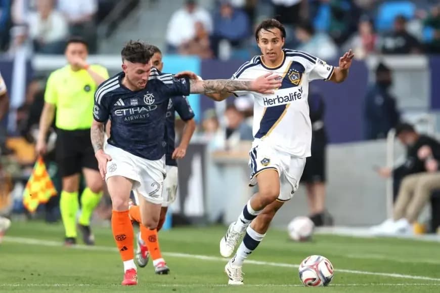 Cầu thủ LA Galaxy trong trận đấu căng thẳng, thể hiện áp lực và chiến lược của đội bóng