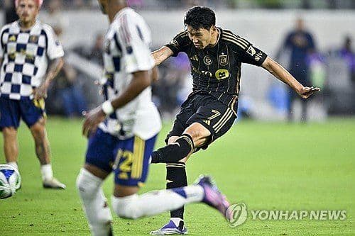 Cầu thủ LAFC số 7 (Moon Sang-min) sút bóng trong trận đấu, thể hiện nỗ lực tấn công và ghi bàn.