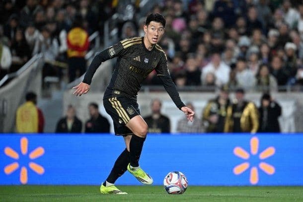 Cầu thủ LAFC trong một pha tranh bóng, thể hiện nỗ lực trên sân cỏ dù tỷ số có thể che giấu vấn đề.