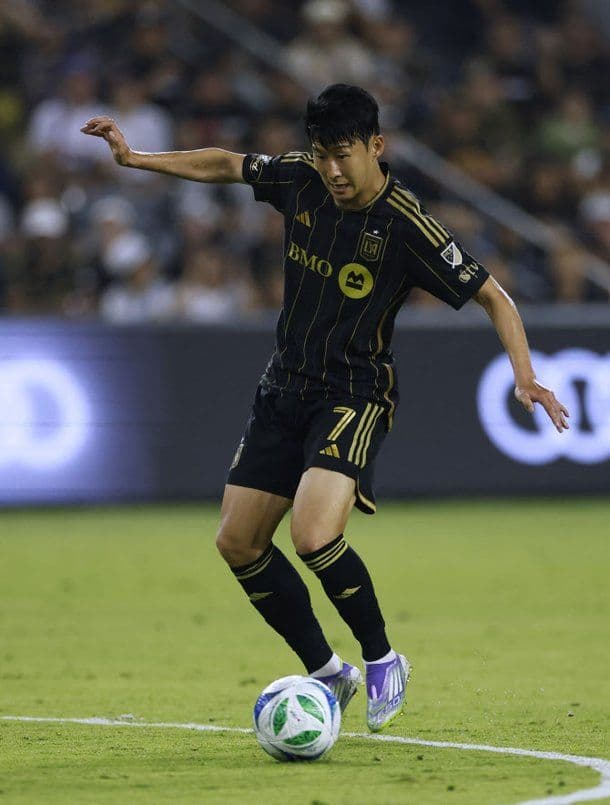 Cầu thủ LAFC trong trang phục đen vàng đang dẫn bóng trên sân cỏ trong trận đấu đầy áp lực.