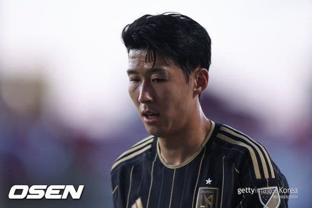 Cầu thủ LAFC với vẻ mặt thất vọng sau trận thua, minh họa bài học đắt giá về áp lực và điểm yếu.