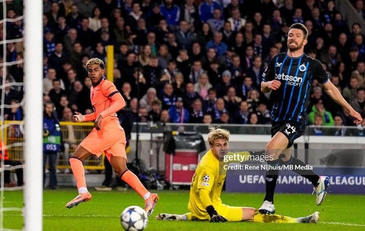 Cầu thủ Lamine Yamal của Barcelona trong trận đấu kịch tính với Club Brugge, nơi VAR đóng vai trò cứu rỗi.
