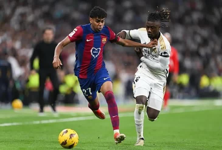 Cầu thủ Lamine Yamal của Barcelona và Eduardo Camavinga của Real Madrid tranh chấp bóng, thể hiện khát vọng phục hận của Kền Kền Trắng.