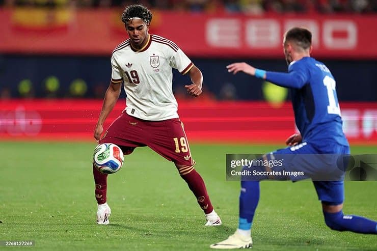 Cầu thủ Lamine Yamal của Tây Ban Nha rê bóng trước đối thủ Serbia trong trận giao hữu.