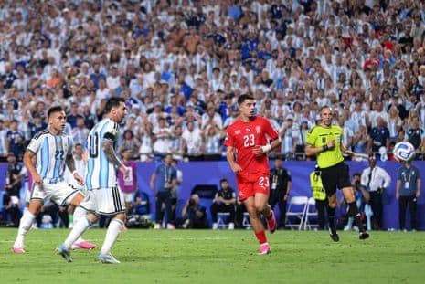 Cầu thủ Lautaro Martinez của Argentina ghi bàn thắng thứ ba, một khoảnh khắc kịch tính thường được VAR kiểm tra.