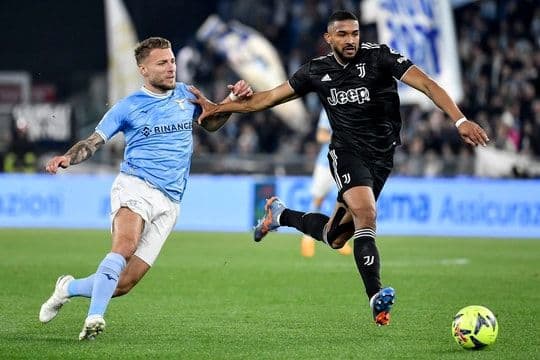 Cầu thủ Lazio và Juventus tranh bóng quyết liệt trong trận đấu tại Serie A.