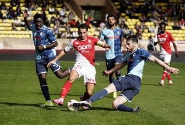 Cầu thủ Le Havre và Monaco tranh chấp bóng quyết liệt trên sân cỏ
