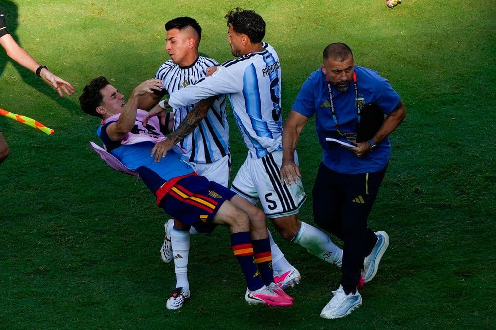 Cầu thủ Leandro Paredes của Argentina xô ngã Gavi của Tây Ban Nha trong trận chung kết World Cup 2026, thể hiện hành vi phi thể thao.