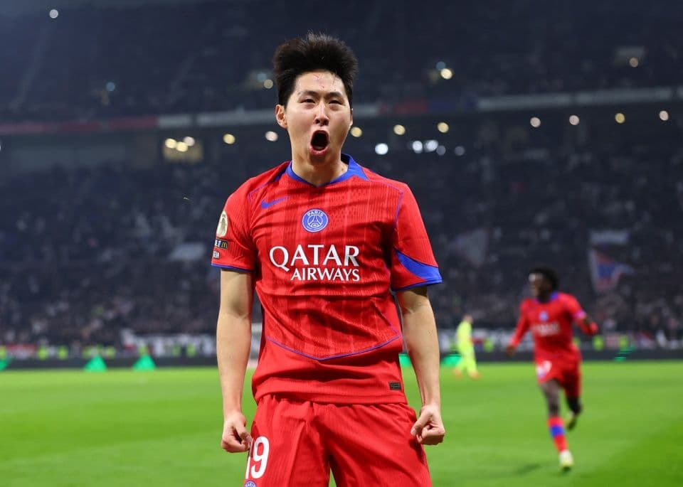 Cầu thủ Lee Kang In của PSG ăn mừng cuồng nhiệt sau bàn thắng quyết định trước Lyon