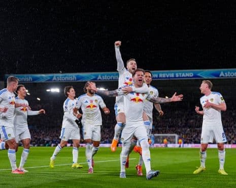 Cầu thủ Leeds United ăn mừng bàn thắng thứ hai của Joe Rodon vào lưới West Ham, thể hiện khởi đầu như mơ.