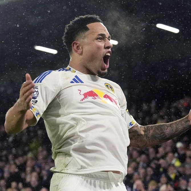 Cầu thủ Leeds United ăn mừng bàn thắng trong trận thắng Nottingham Forest tại Elland Road.