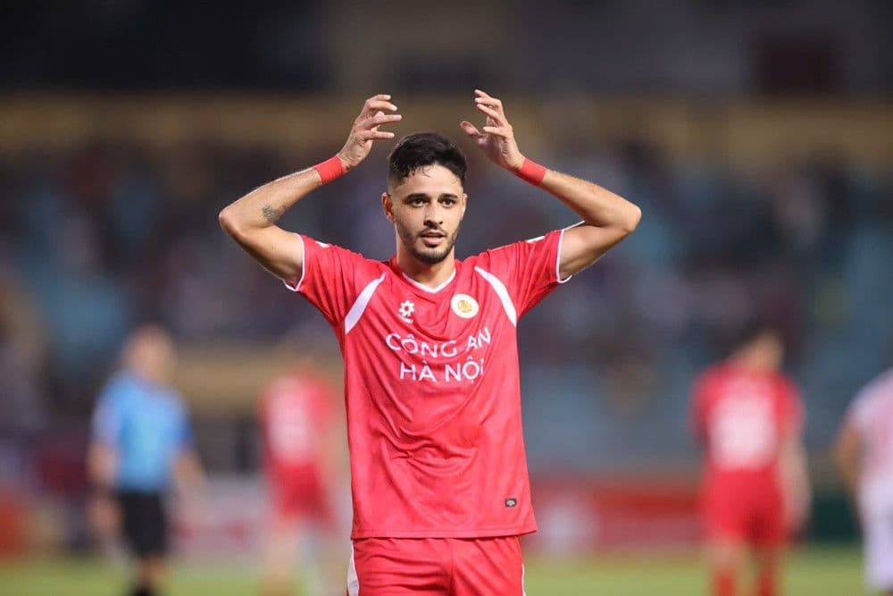 Cầu thủ Leo Artur của CAHN thể hiện sự thất vọng hoặc lo lắng sau trận đấu