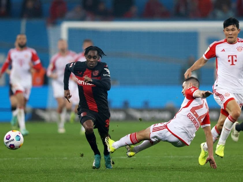 Cầu thủ Leverkusen và Bayern Munich tranh chấp bóng trong trận đấu Bundesliga