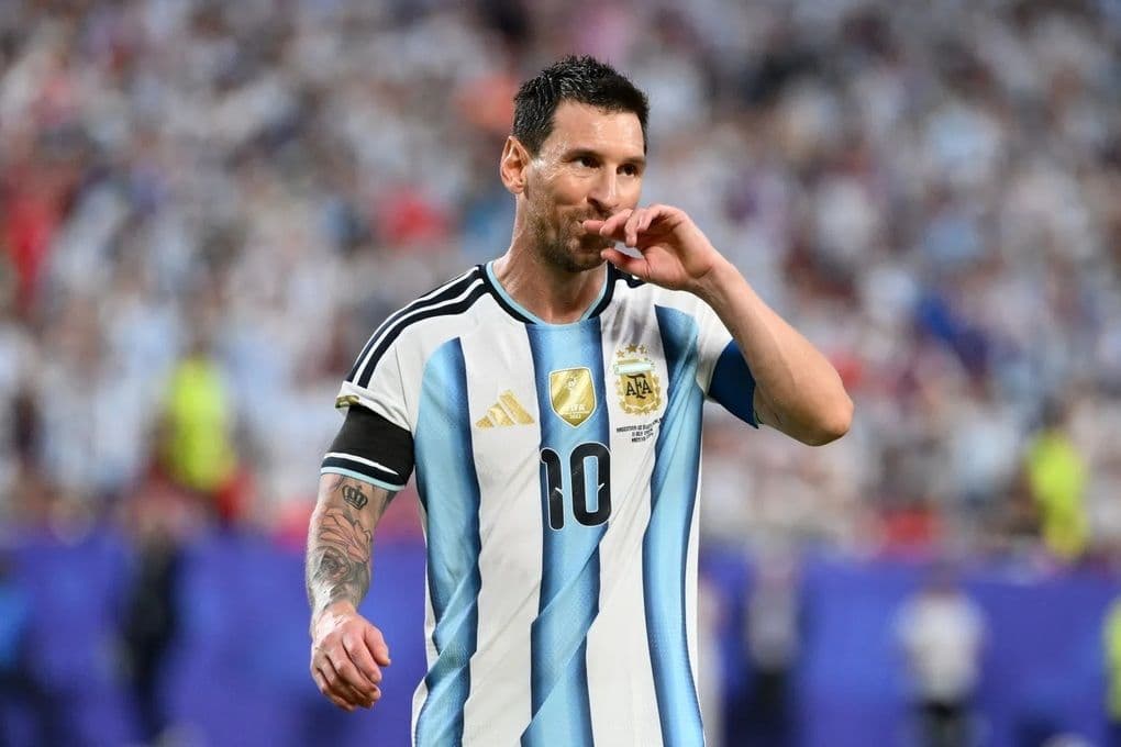 Cầu thủ Lionel Messi của Argentina trên sân cỏ, biểu tượng cho áp lực và khát vọng chiến thắng.