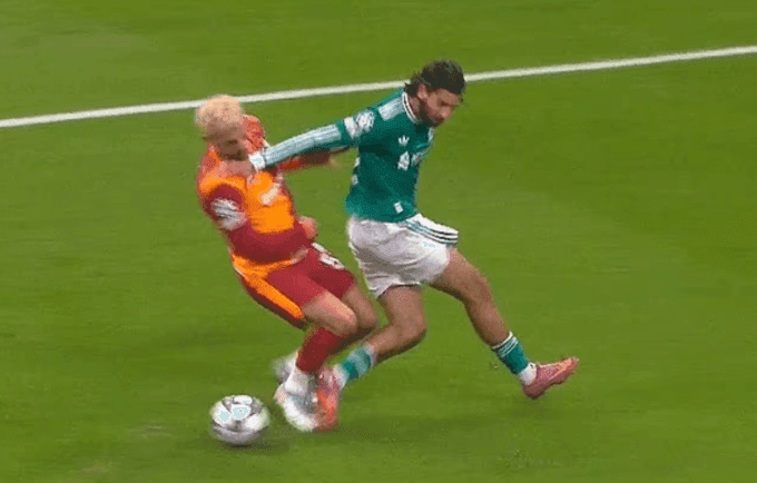 Cầu thủ Liverpool Dominik Szoboszlai phạm lỗi dẫn đến phạt đền trong trận thua bất ngờ trước Galatasaray ở Champions League.