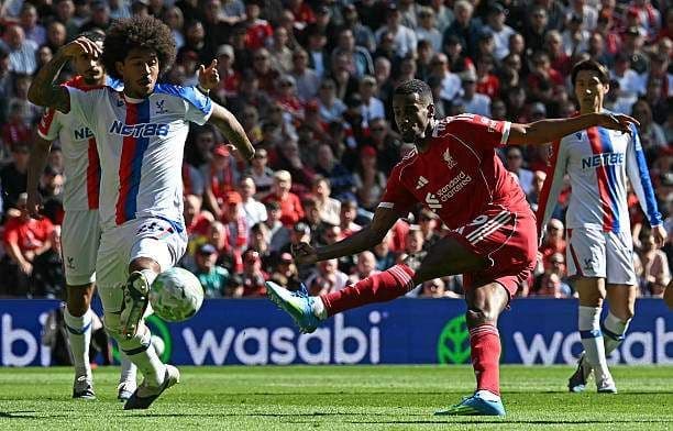 Cầu thủ Liverpool dứt điểm trong trận đấu với Crystal Palace, thể hiện nỗ lực và bản lĩnh của đội bóng.
