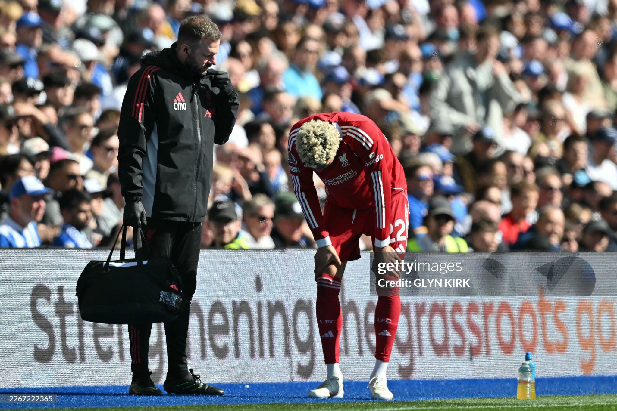 Cầu thủ Liverpool gặp chấn thương hoặc khó chịu, minh họa hậu quả của sai lầm cá nhân trong bóng đá.