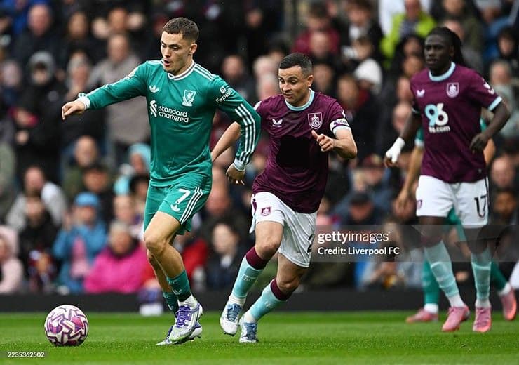 Cầu thủ Liverpool đối đầu với cầu thủ Burnley trong trận đấu căng thẳng.