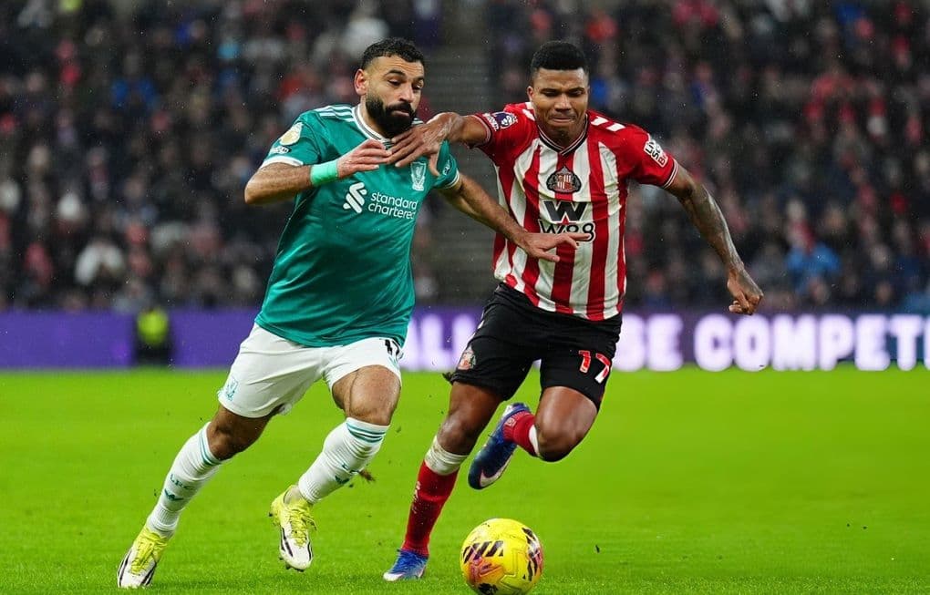 Cầu thủ Liverpool Mohamed Salah tranh chấp bóng quyết liệt với hậu vệ Sunderland trong trận đấu khó khăn.