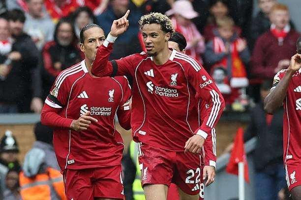 Cầu thủ Liverpool ăn mừng bàn thắng, khẳng định bản lĩnh và vị thế dẫn đầu.