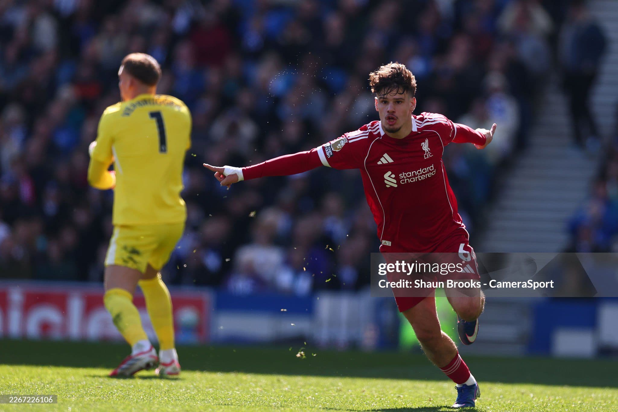 Cầu thủ Liverpool ăn mừng bàn thắng, minh chứng cho sức mạnh tấn công tập thể khi vắng Salah.