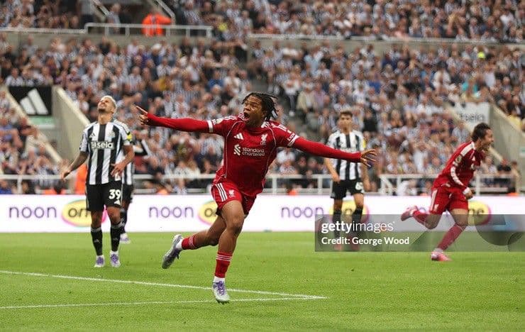 Cầu thủ Liverpool ăn mừng bàn thắng, thể hiện bản lĩnh và chiều sâu đội hình.